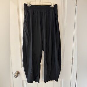 Old Navy Women’s Sleektech Black Barrell Pants LARGE